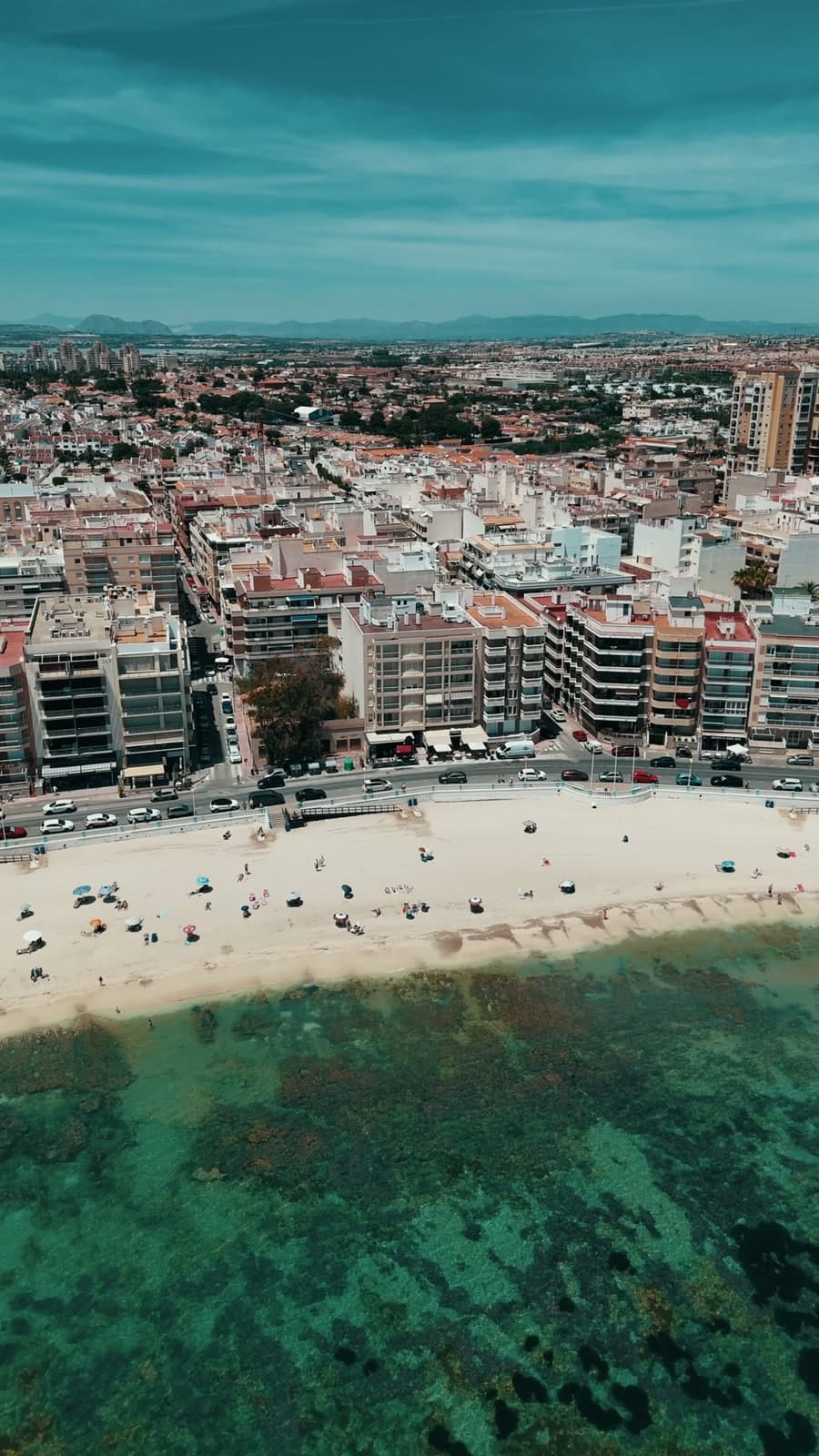 Vista aérea de Torrevieja y la Playa de los Locos, con La Boca Restaurante en primera línea