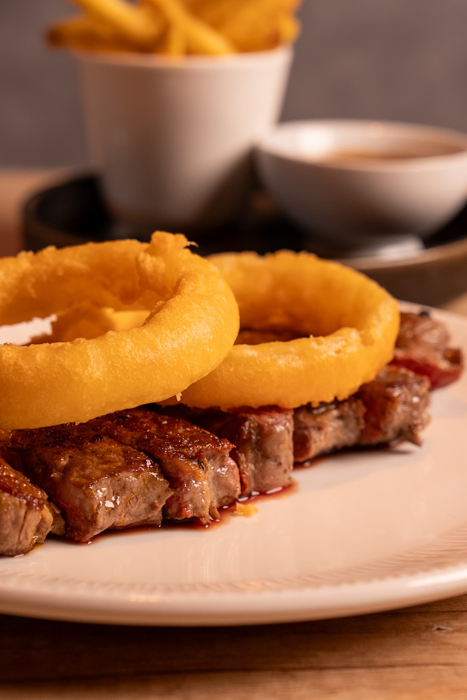 Rib-eye Angus americano con aros de cebolla en La Boca Restaurante