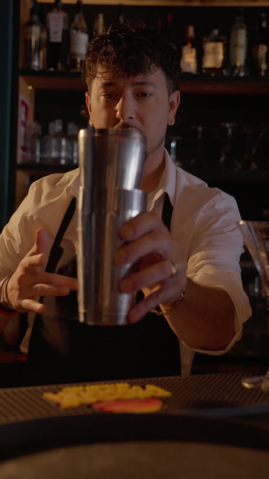 Bartender preparando un cóctel en la barra de La Boca Restaurante
